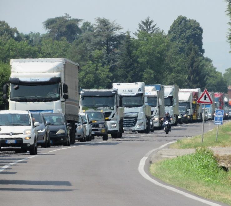 Montale Lavori sul cavalcavia dell’Estense Un’ora di coda per fare 2 chilometri 