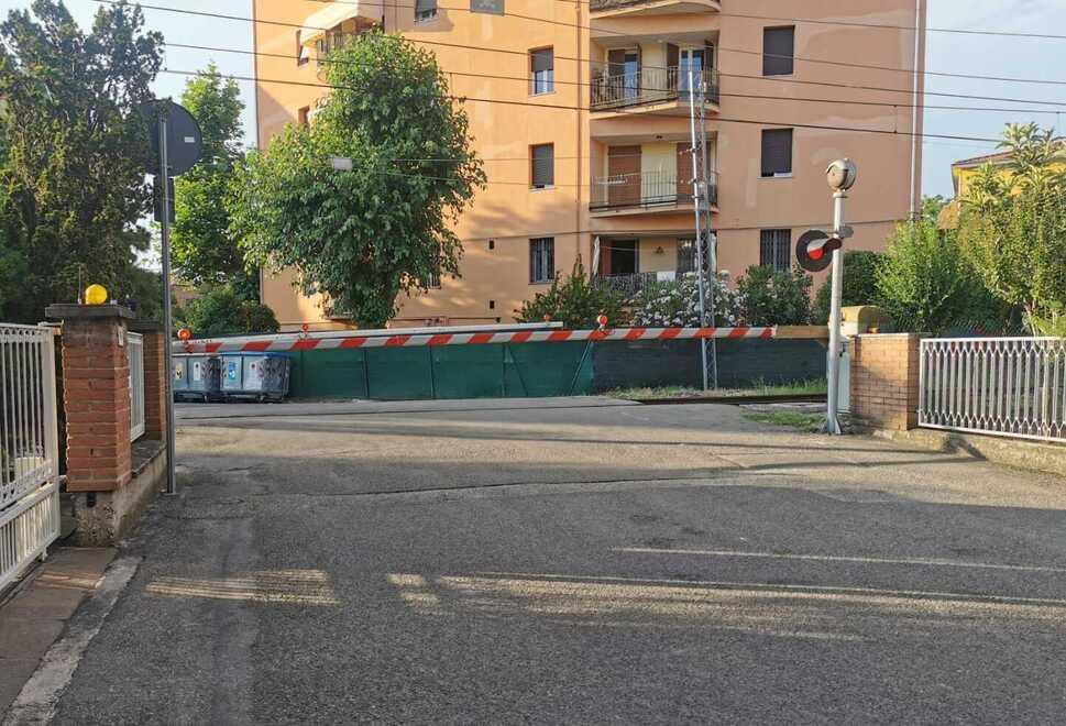 Modena, via Vicenza: «Noi, prigionieri delle sbarre di Gigetto Ore intere isolati dal resto della città» 