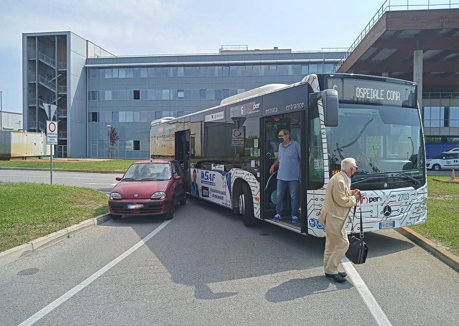 Auto in sosta vietata all’ospedale di Cona. Bus bloccati, ritardi e corse saltate 