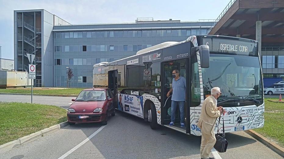 Auto in sosta vietata all’ospedale di Cona. Bus bloccati, ritardi e corse saltate