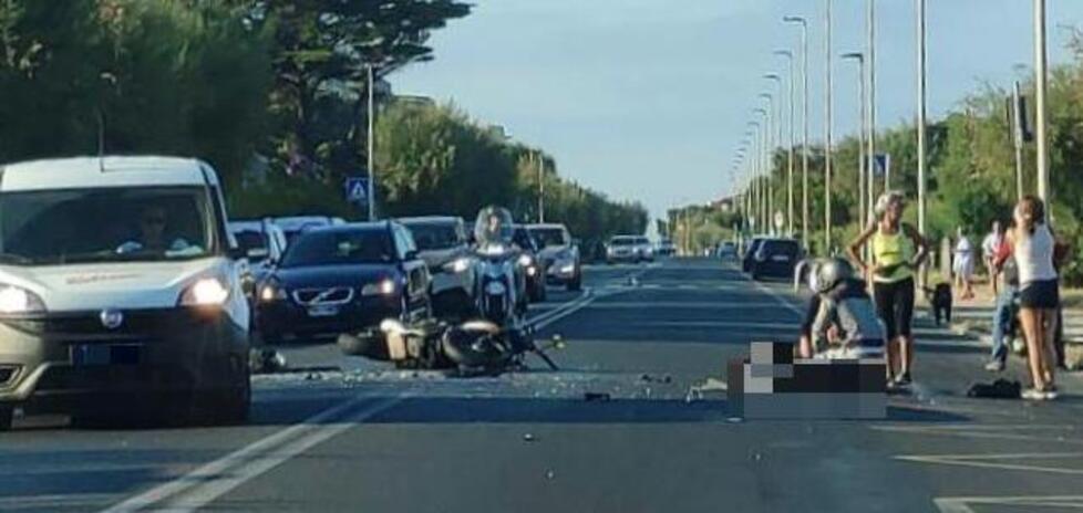 Lo schianto, poi l’aiuto dei passanti: gravissimo medico di 55 anni dopo l’incidente 