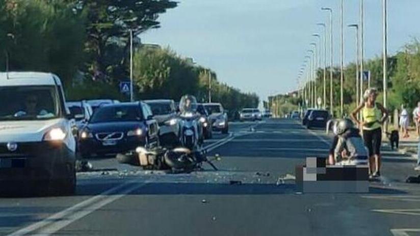 Lo schianto, poi l’aiuto dei passanti: gravissimo medico di 55 anni dopo l’incidente