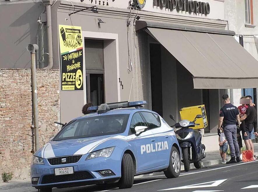 Pisa, pizzaiolo rapinato da due banditi: «Li ho scoperti mentre rubavano» 
