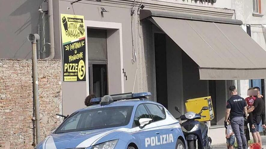 Pisa, pizzaiolo rapinato da due banditi: «Li ho scoperti mentre rubavano»