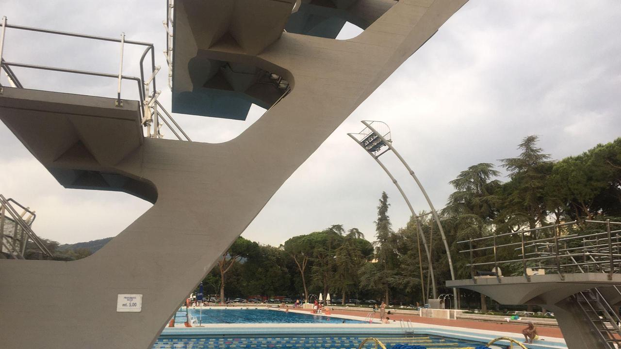 Un tuffo, l’apnea e il dramma davanti agli amici: 17enne in fin di vita alla Costoli. Indagine sulla sicurezza