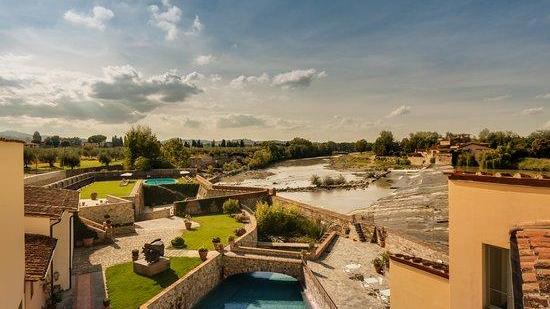 l’hotel “Il Mulino” di via Villamagna ospitato in un mulino ad acqua restaurato del XIV secolo e affacciato sull'Arno