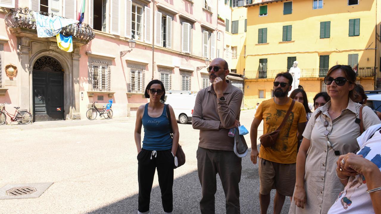 alcuni dei genitori davanti alla sede del provveditorato