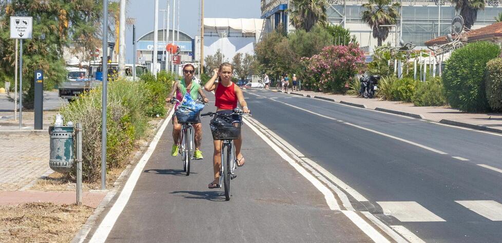 Viareggio, vialone più sicuro: pista ciclabile addolcita e limite di velocità a 40 