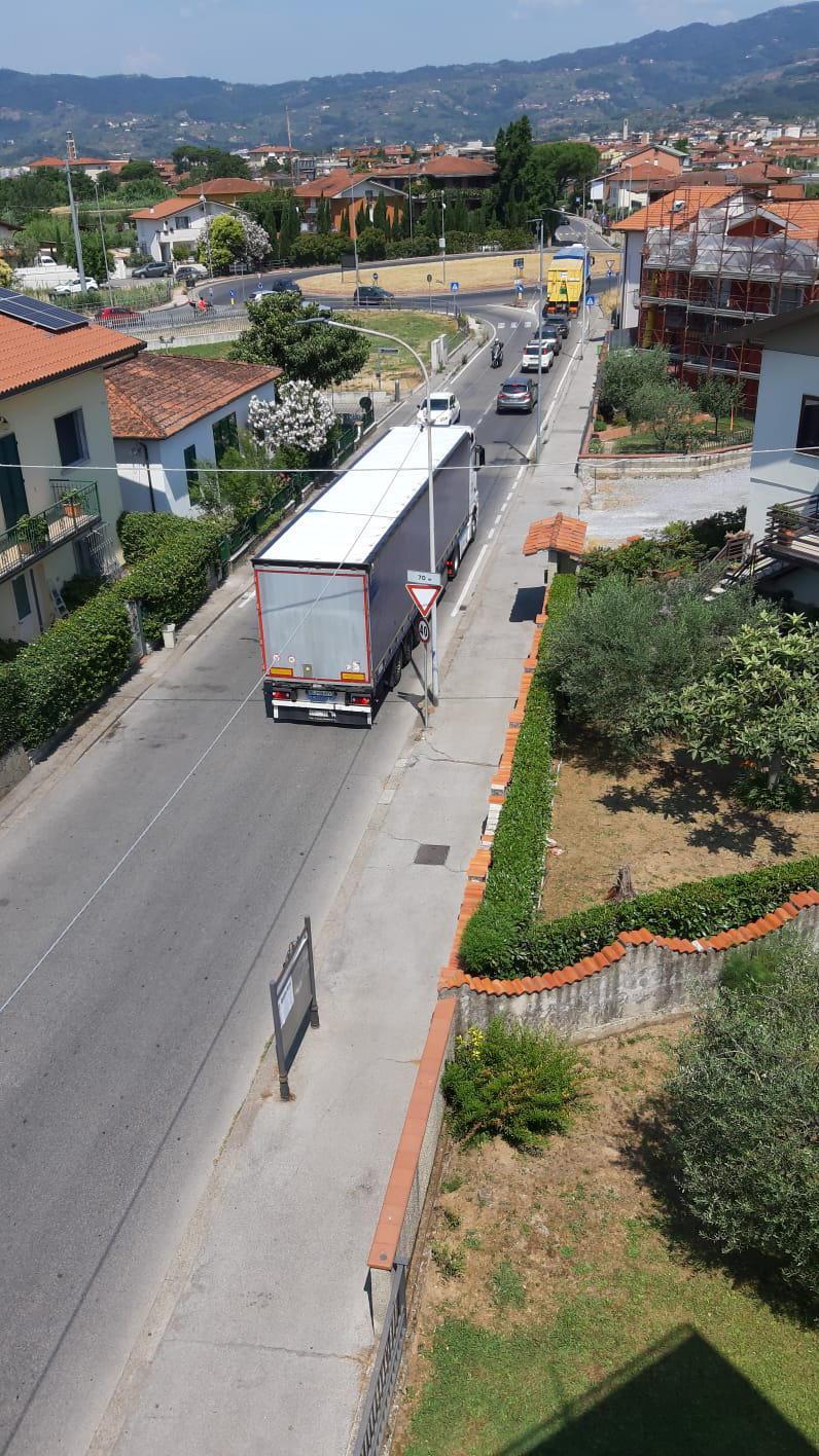 Il traffico pesante che adesso transita in via del Gallo