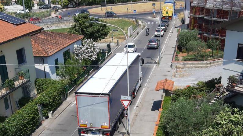 Il traffico pesante che adesso transita in via del Gallo