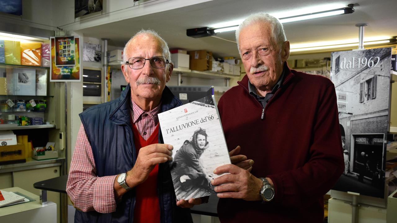 Mario Bernieri e Antonio Tonino Ferrari con il libro delle loro fotografie scattate durante l’alluvione del 1966
