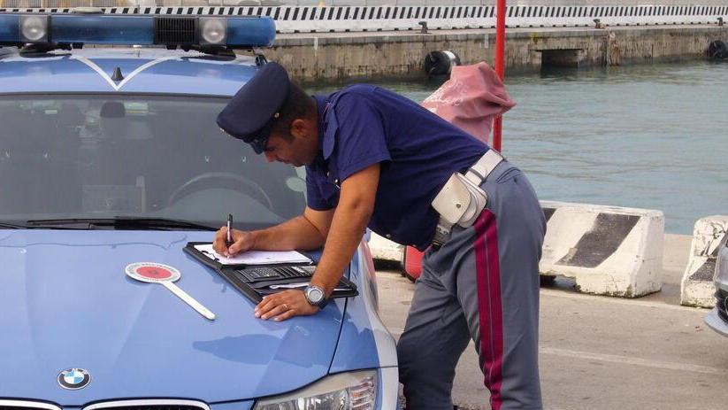 Elba, picchia i poliziotti sulla Calata: arrestato un 32enne