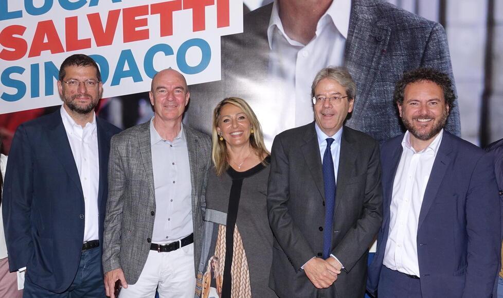 Sulla sinistra Andrea  Romano e  Luca Salvetti, nell’immagine insieme a Cristina Grieco e Francesco Gazzetti anche Gentiloni (Pentafoto arch. Il Tirreno)