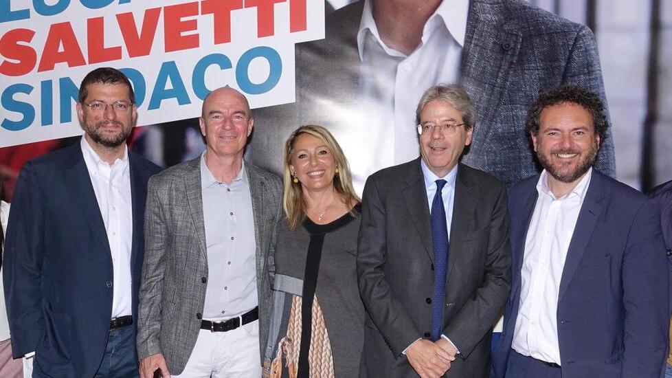 Sulla sinistra Andrea Romano e Luca Salvetti, nell’immagine insieme a Cristina Grieco e Francesco Gazzetti anche Gentiloni (Pentafoto arch. Il Tirreno)