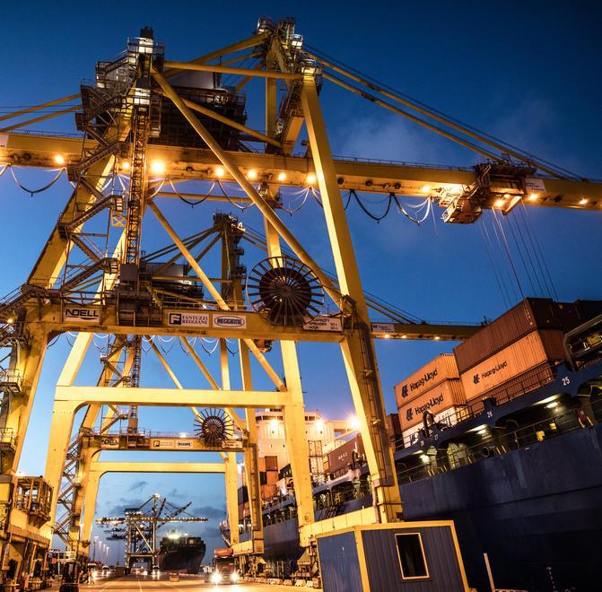 Porto di Livorno Le banchine del terminal Tdt in Darsena Toscana. Ogni anno passano dalle banchine livornesi oltre  30 milioni di tonnellate di merce (archivio Tdt)