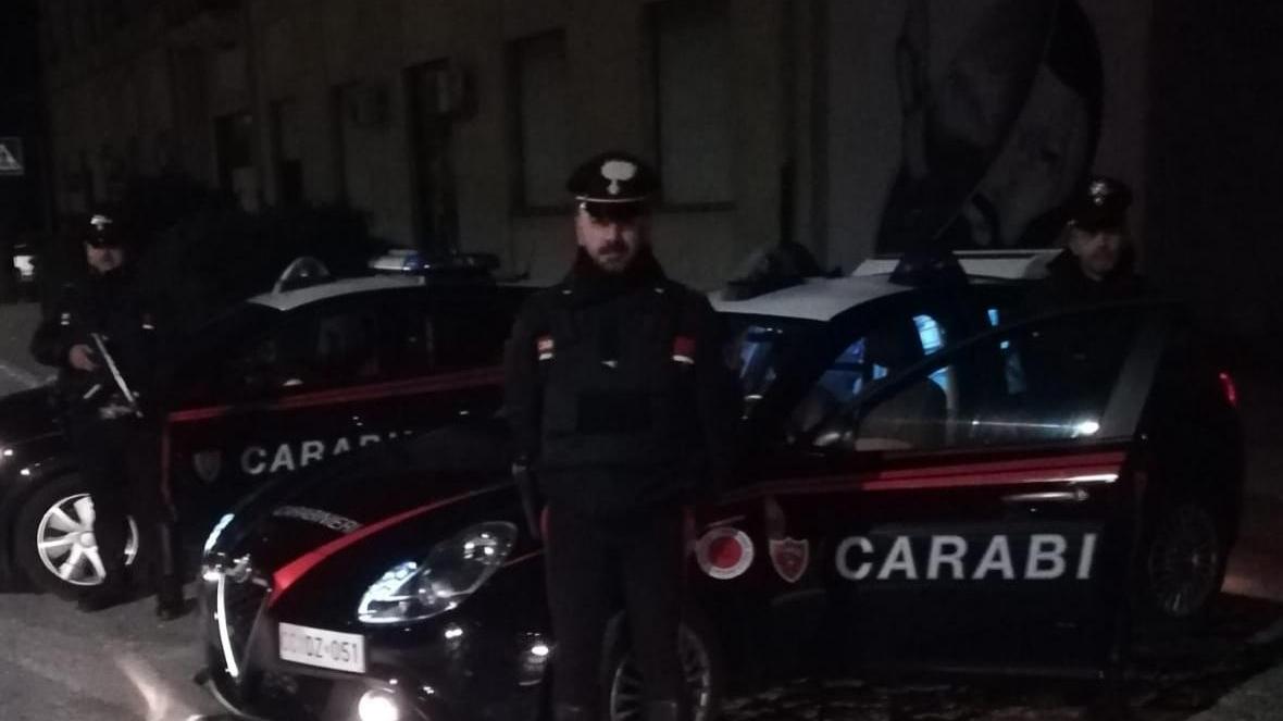 Molesta i clienti di un bar, sperona l'auto dei carabinieri e si schianta su due vetture: arrestato a Portoscuso