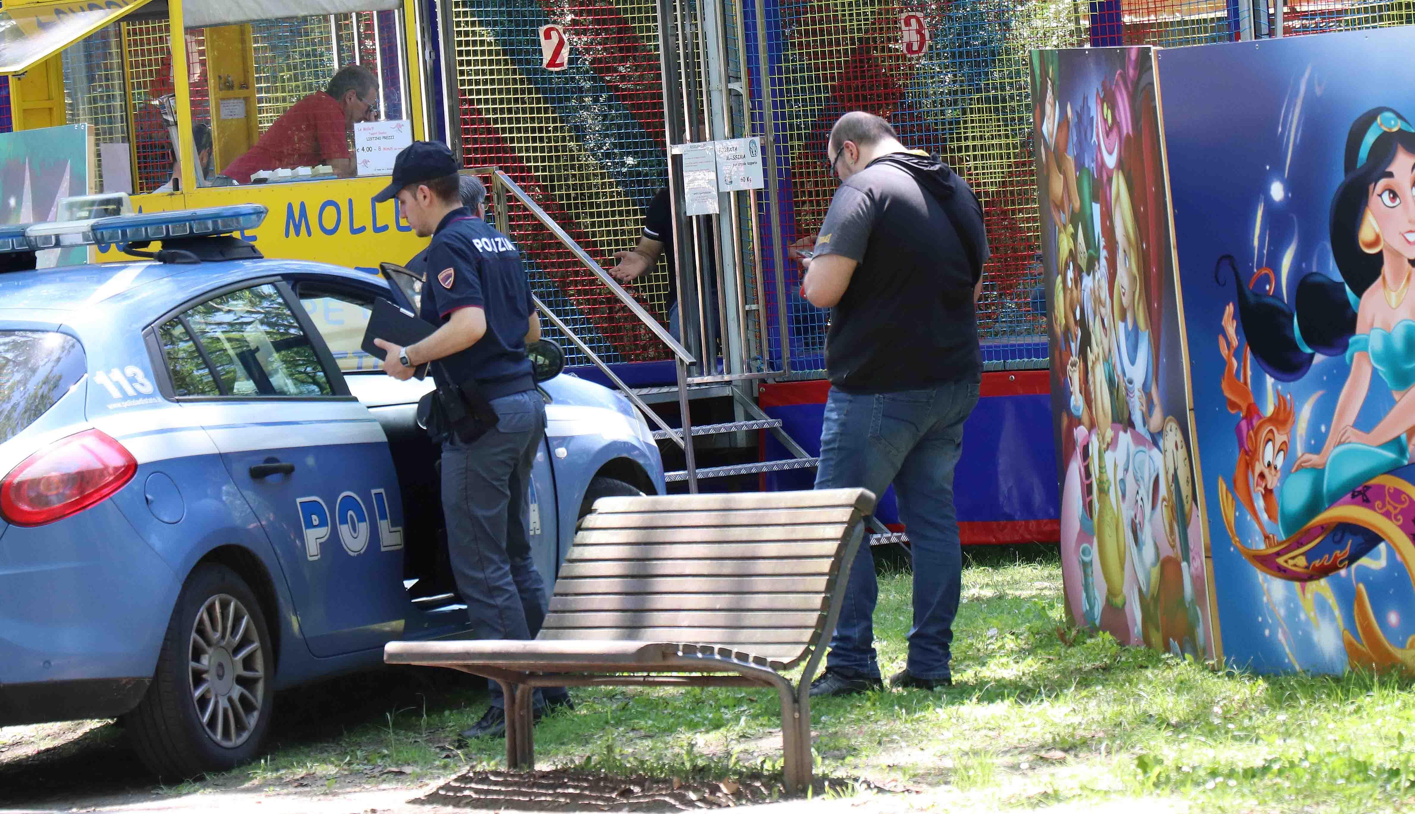 Ferrara, sorpresi dalla polizia a rubare al parco: due giovani denunciati