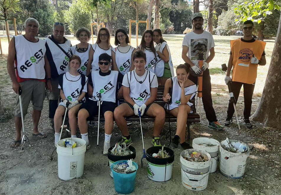 Gli studenti all'opera: «Ripuliamo i nostri luoghi, imitateci»