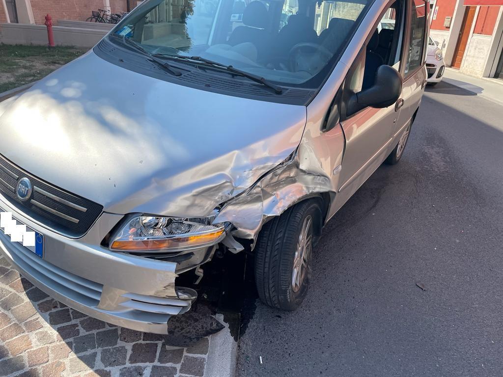 Ferrara, provoca un incidente e fugge, il pirata catturato e denunciato