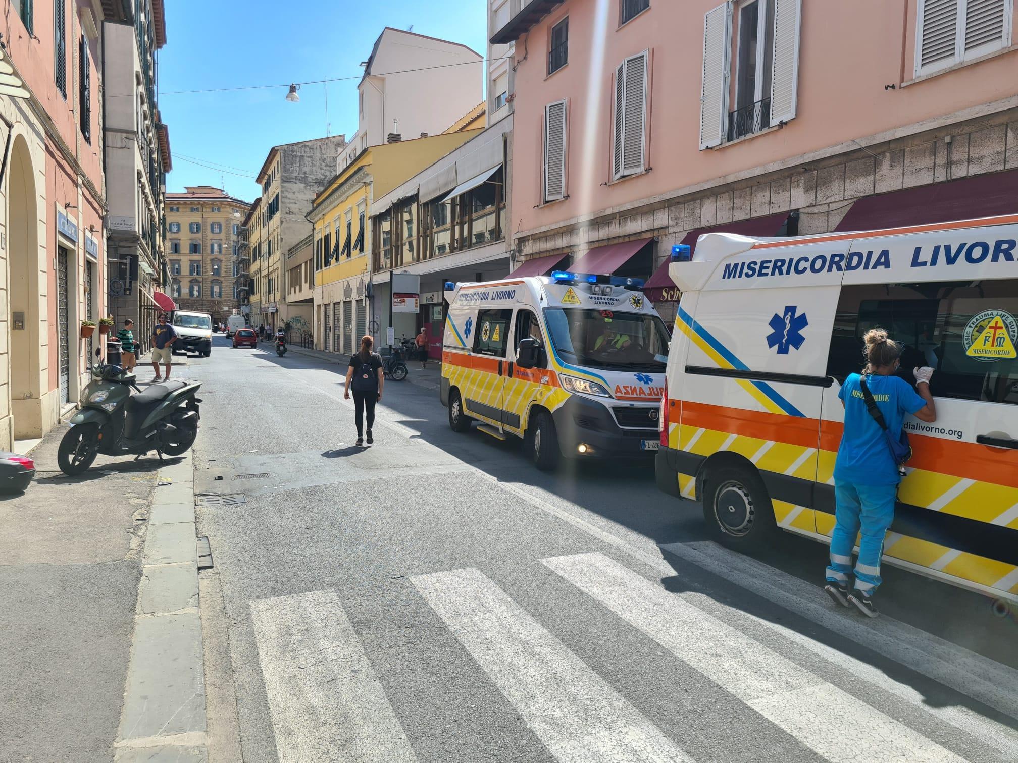Scontro tra auto e scooter in corso Amedeo: feriti nonna e nipote 