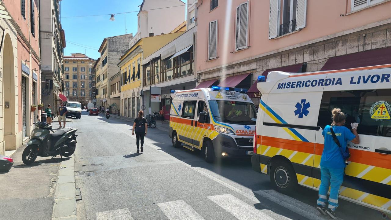Scontro tra auto e scooter in corso Amedeo: feriti nonna e nipote