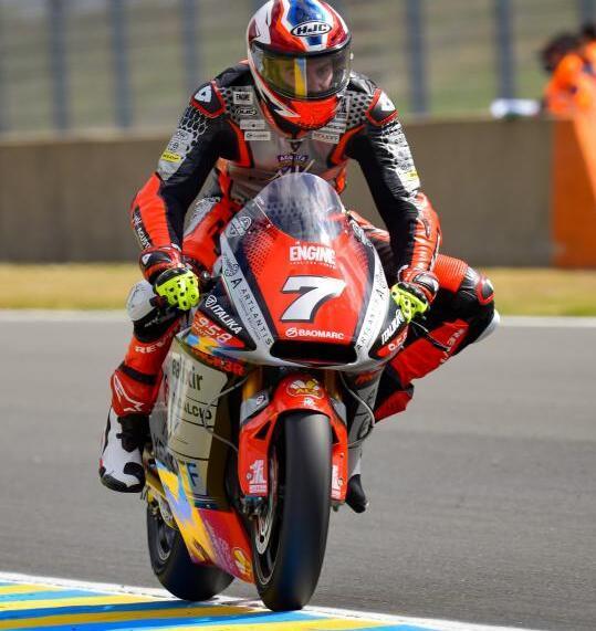 A destra Lorenzo Baldassarri; sopra l’ingresso del circuito del Mugello