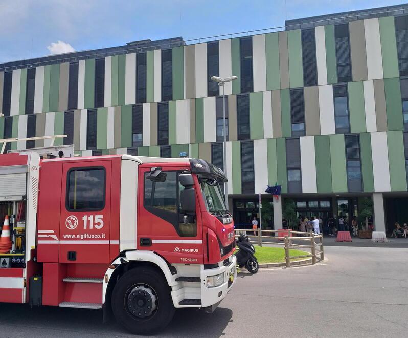 Un camion dei vigili del fuoco fermo davanti all’ingresso dell’ospedale San Jacopo, la mattina in cui è scoppiato l’incendio nella saletta multiculto dell’ospedale