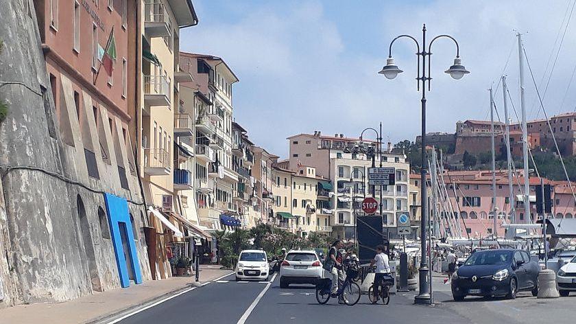 Il varco elettronico della zona a traffico limitato in calata Mazzini