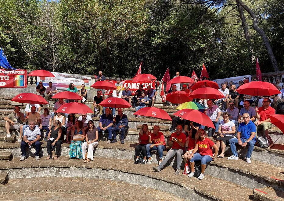 Ombrelli rossi all’assemblea della Cgil ieri mattina al castello Pasquini