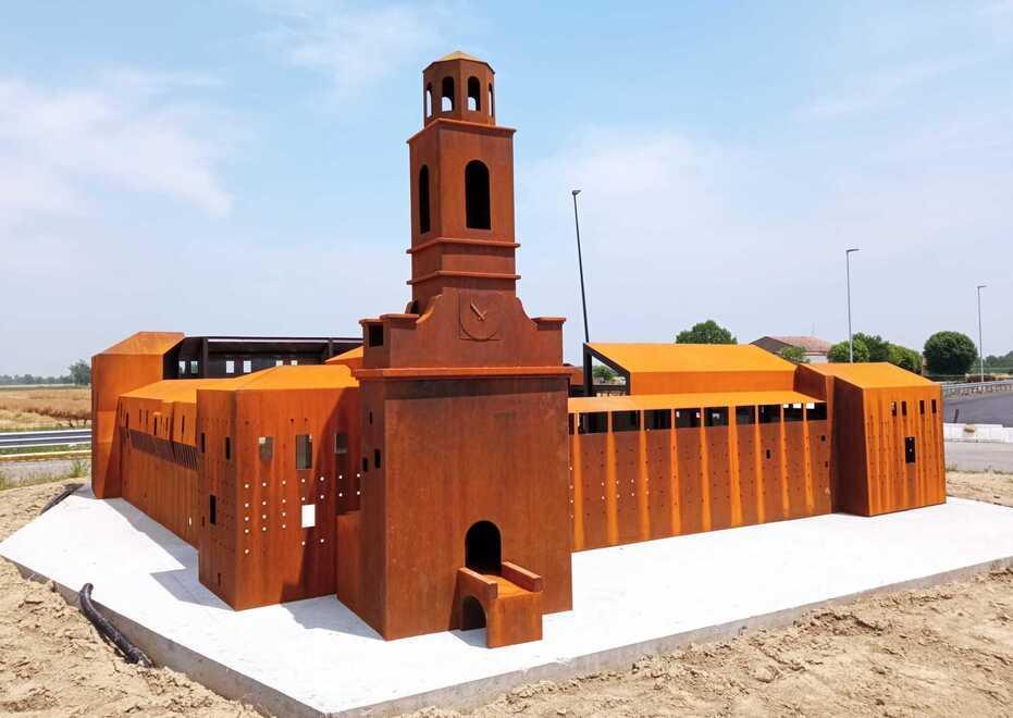 Novellara, La rocca gonzaghesca in miniatura sulla rotonda alle porte del paese 