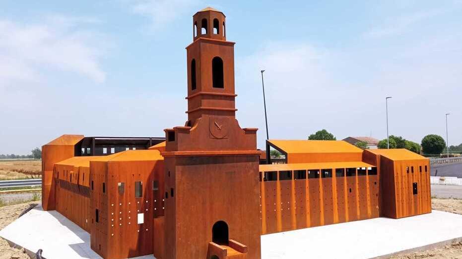 Novellara, La rocca gonzaghesca in miniatura sulla rotonda alle porte del paese