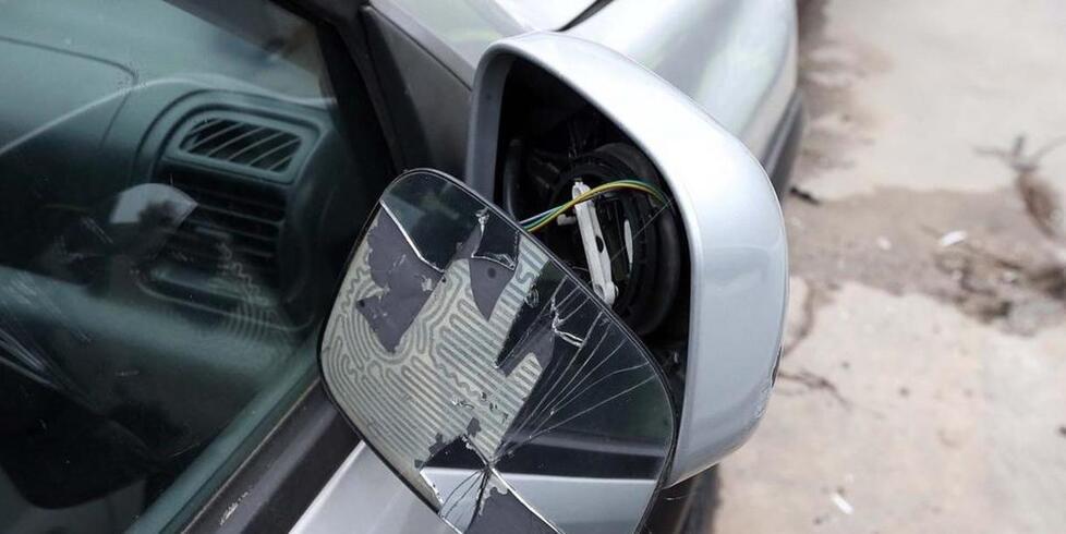 Modena, trucco dello specchietto sventato: truffatore in fuga su una Smart 