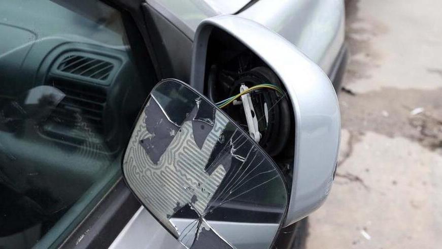 Modena, trucco dello specchietto sventato: truffatore in fuga su una Smart