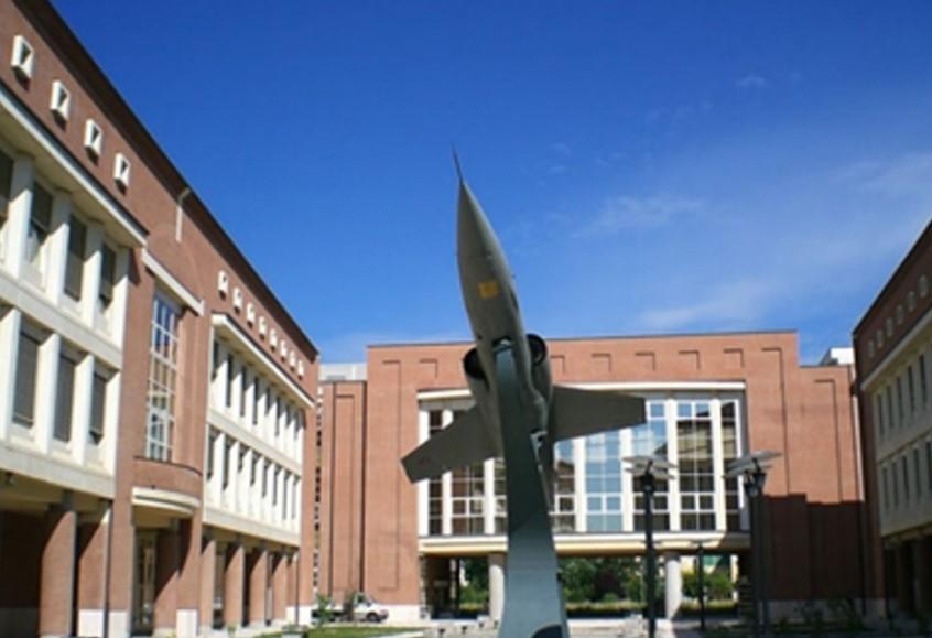 Unimore, il 94% dei laureati trova lavoro entro un anno Ma lo stipendio è di soli 1.400 euro