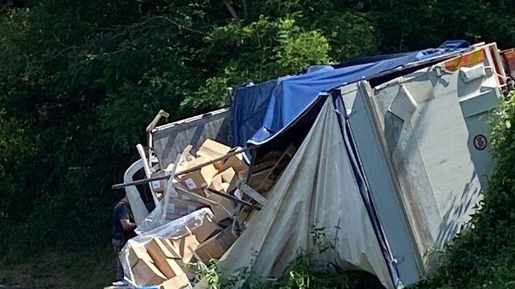 Camion fuori controllo in discesa Si ribalta sulla “corta” a Savignano