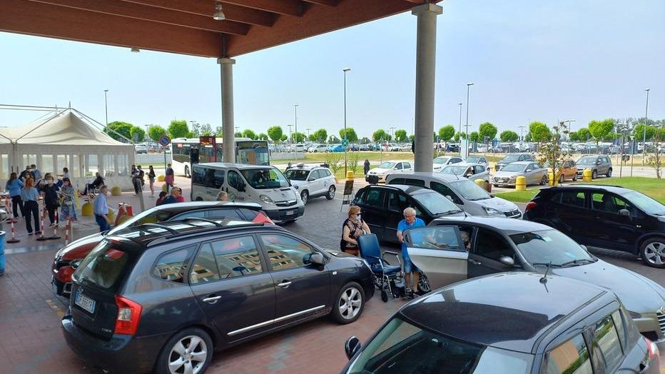 Parcheggi selvaggi a Cona, auto nei posti riservati a taxi e disabili