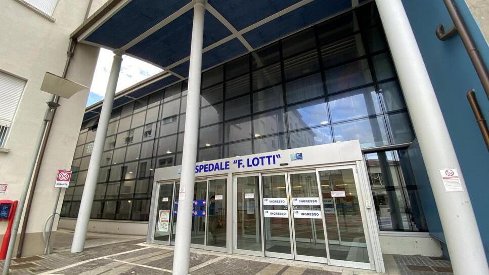 Pontedera, la neonata ha la clavicola rotta ma per l’ospedale è tutto ok