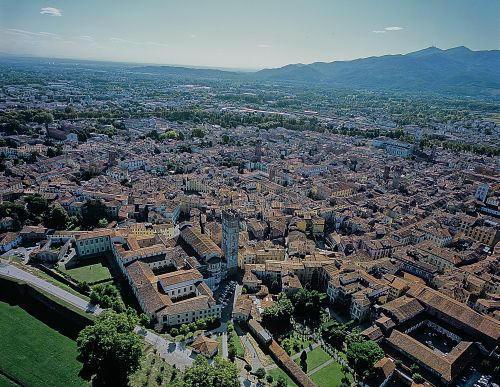 Case a Lucca, prezzi giù e affari su: boom di alloggi oltre 145 metri 