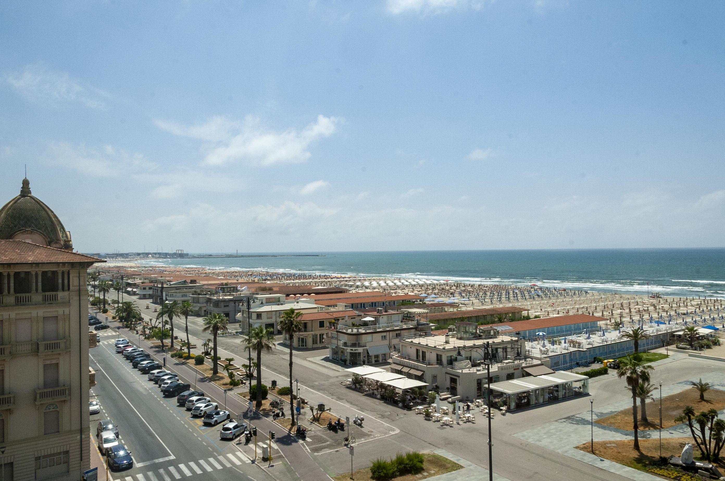 Viareggio, non si trovano i commessi: i negozi della Passeggiata la sera restano chiusi 