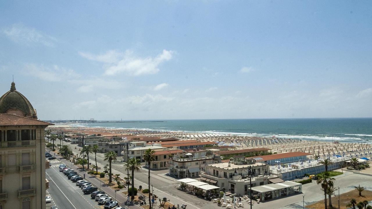 Viareggio, non si trovano i commessi: i negozi della Passeggiata la sera restano chiusi