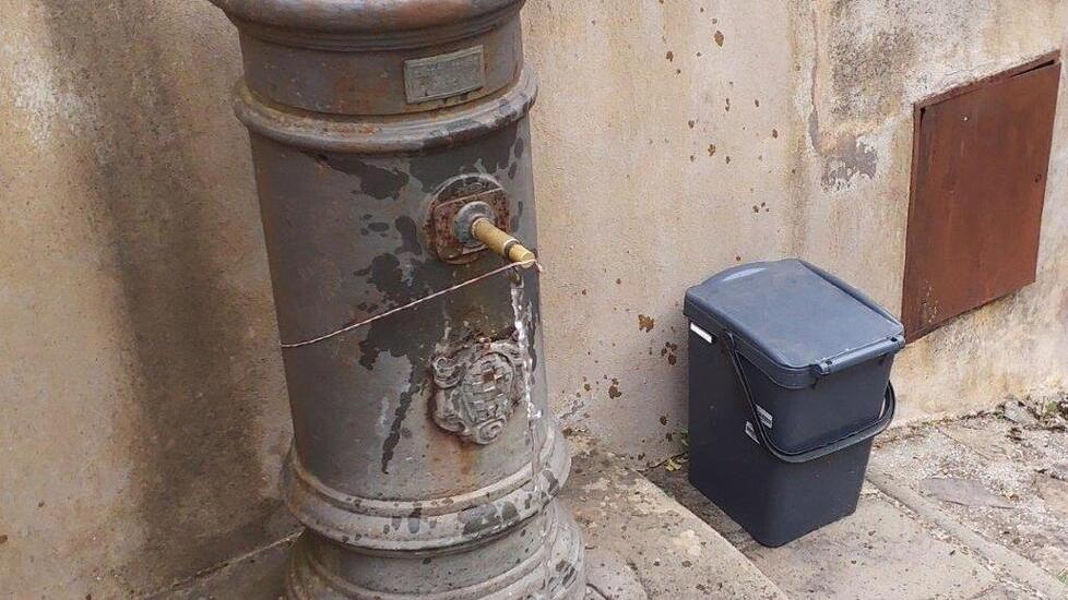 Uno dei fontanelli con il tasto erogatore bloccato con una cordicella per farlo rimanere aperto