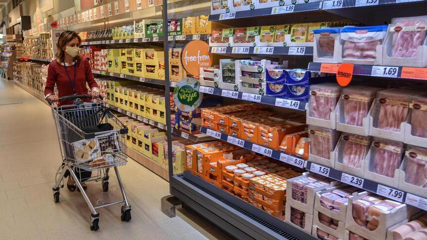 Alimentari, gas, luce e benzina fanno volare l’inflazione al record