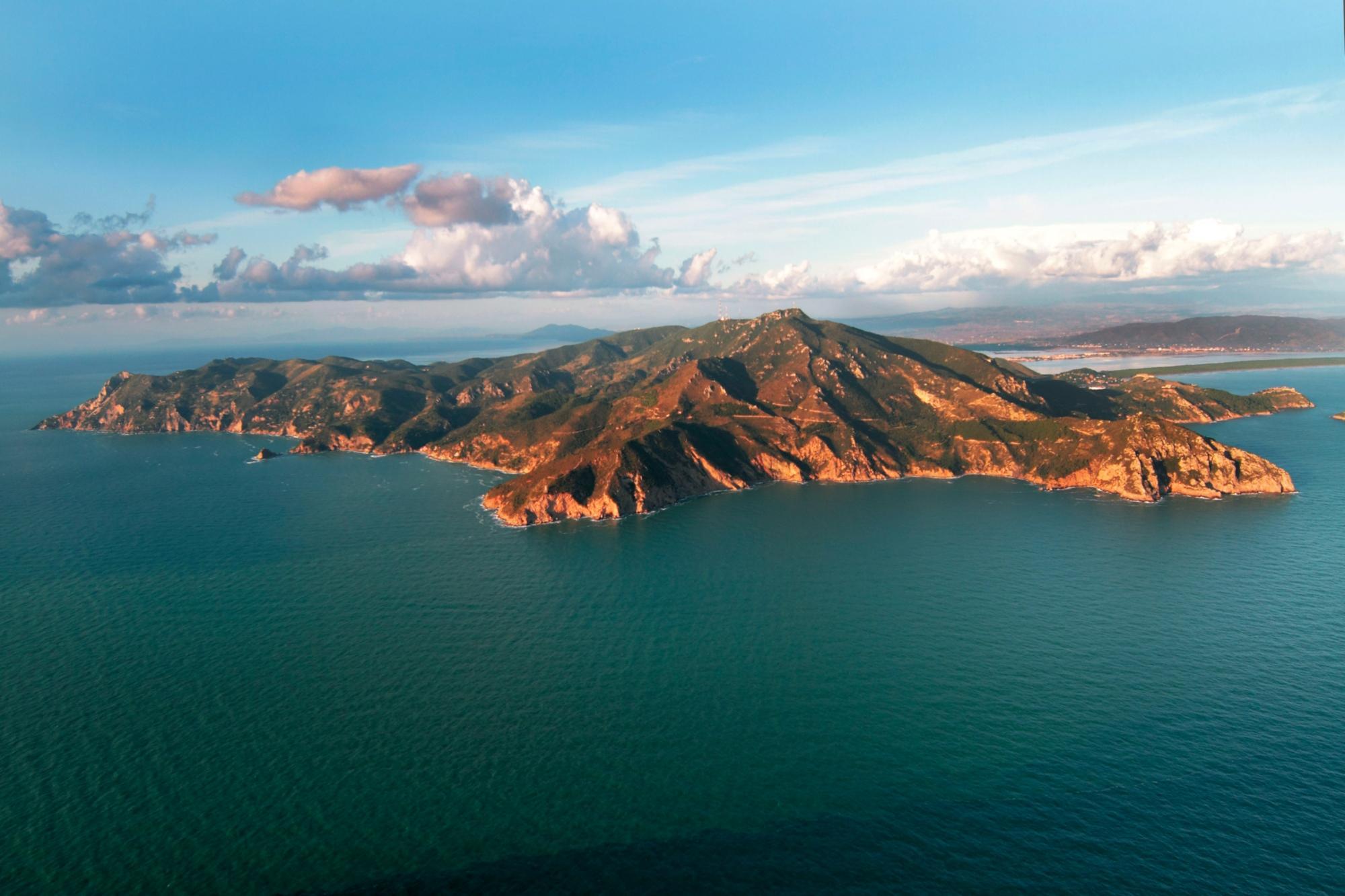 Il Monte Argentario che si erge per 500 metri sul livello del mare