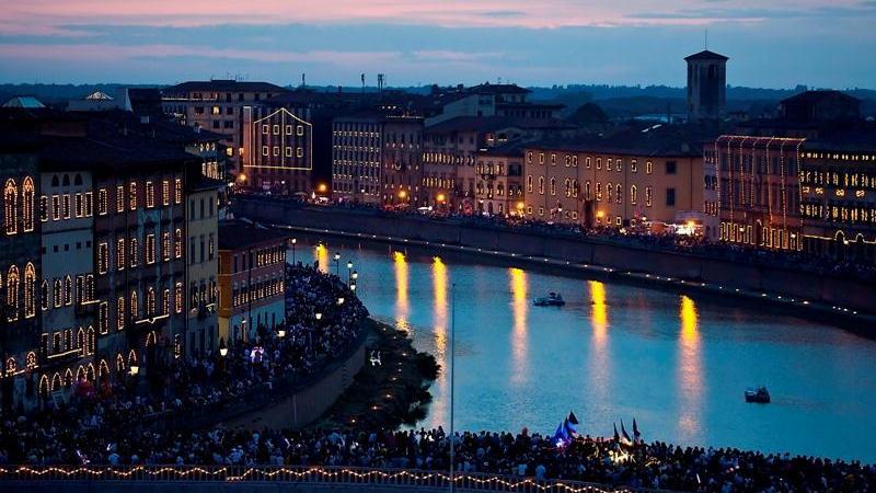 Precipita dalle spallette dell'Arno durante la luminara: grave una 22enne