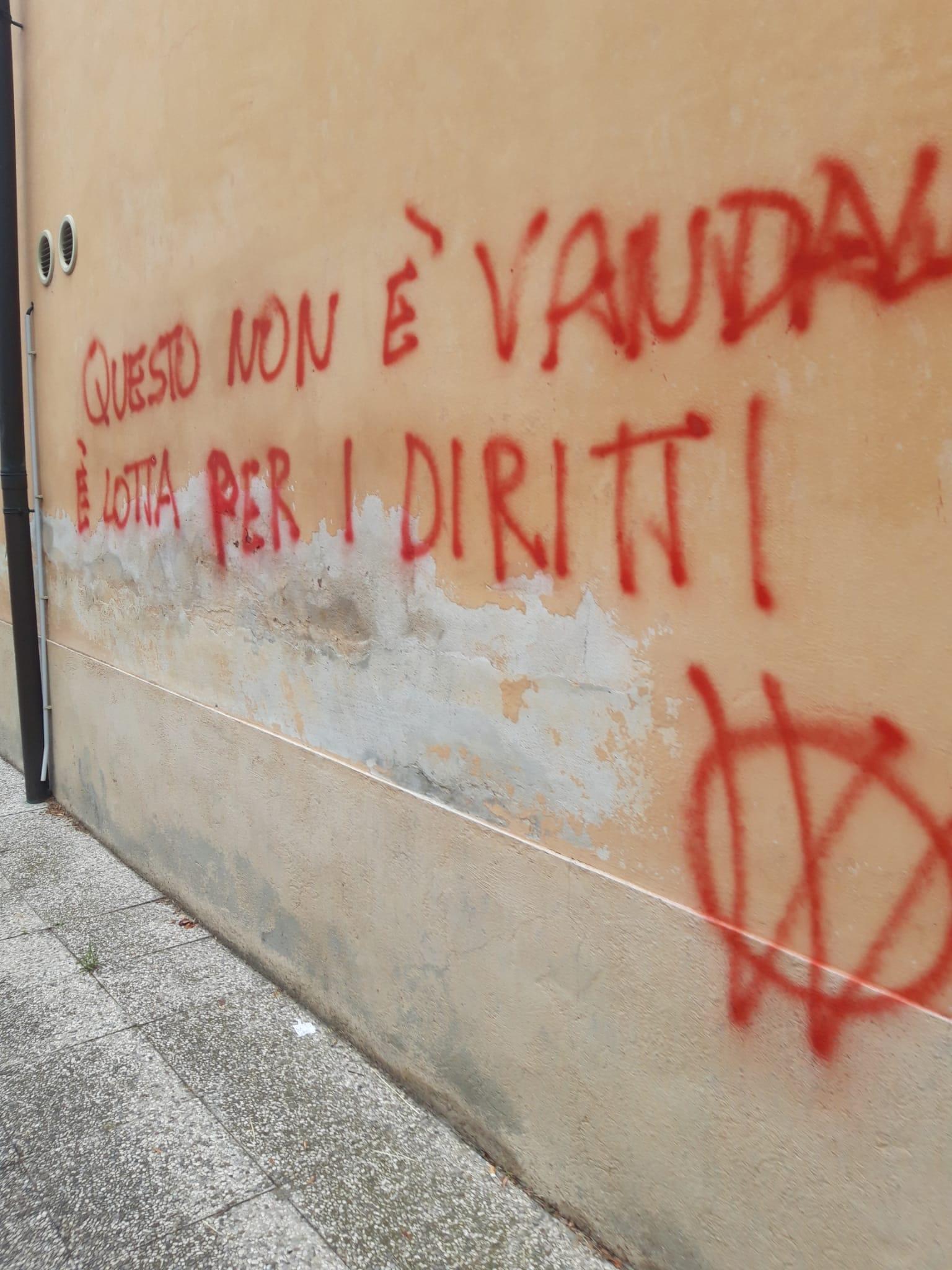 Anche la Uil nel mirino dei No Vax: solite scritte farneticanti sui muri della sede sindacale