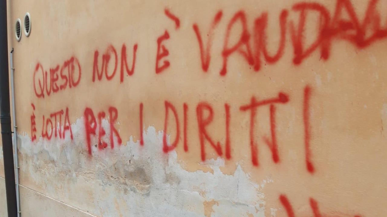 Anche la Uil nel mirino dei No Vax: solite scritte farneticanti sui muri della sede sindacale