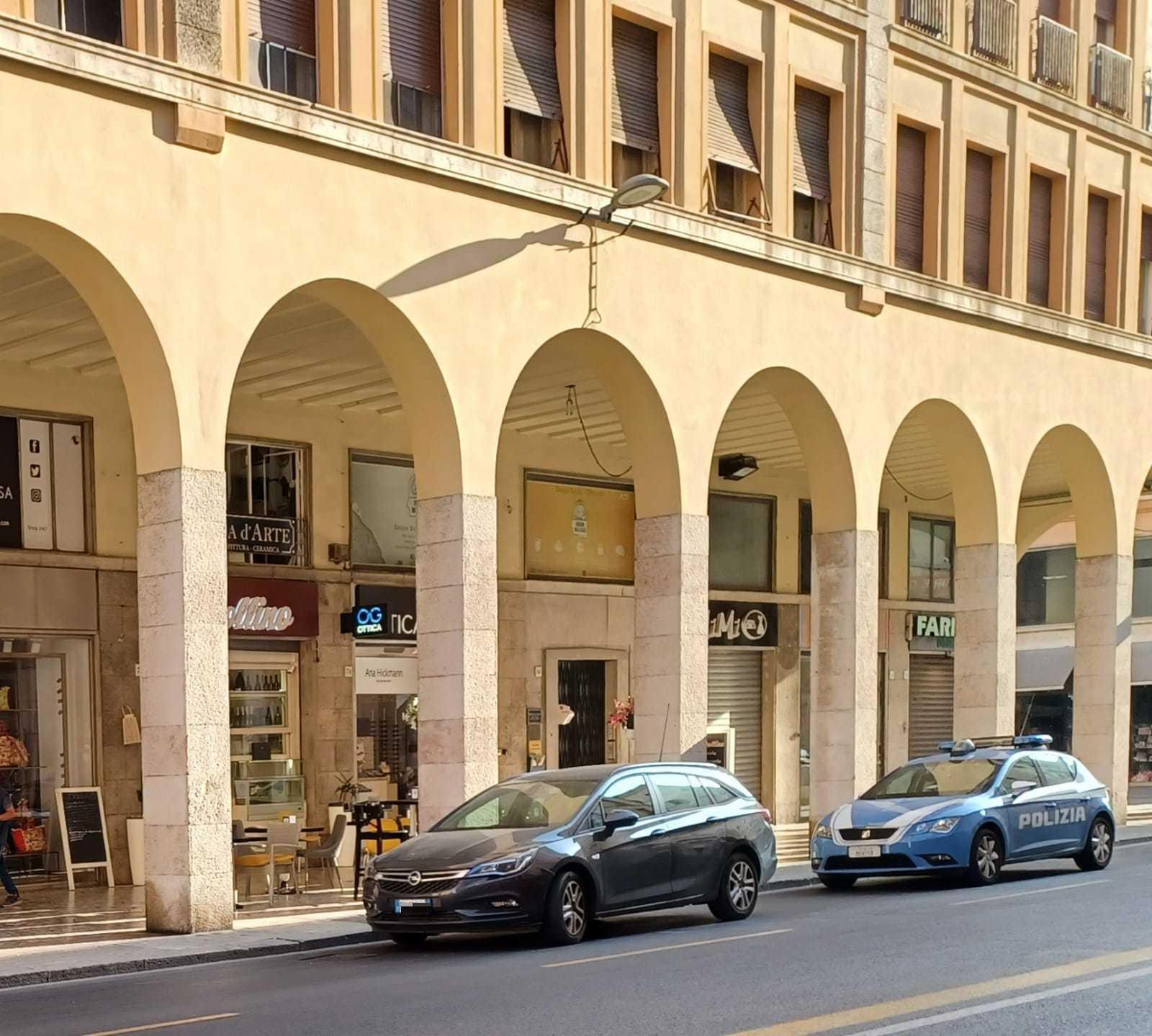 Ancora un furto al Dollino, ladri forzano il vetro e rubano il registratore di cassa 