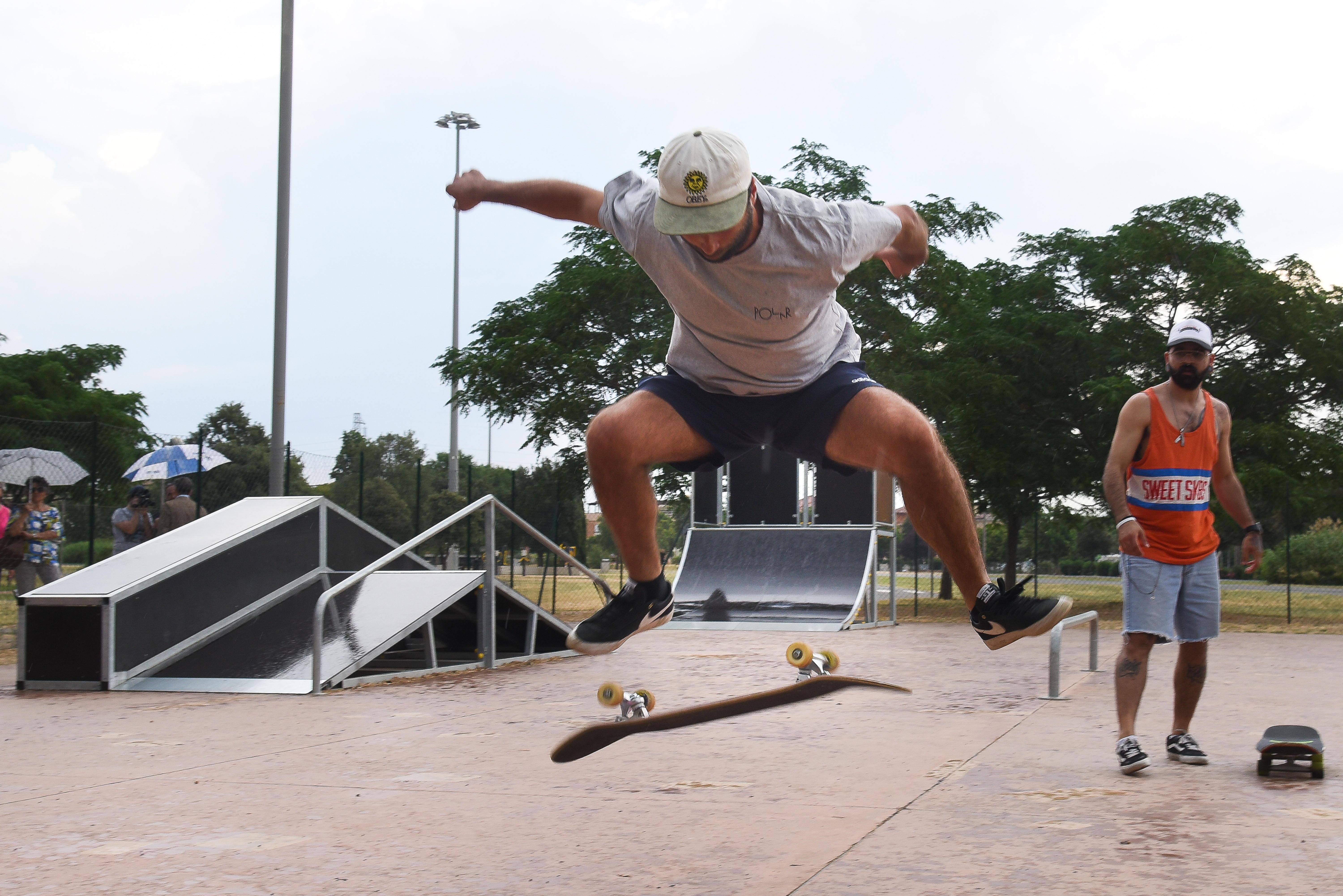 Ragazzi sullo skate, nel nuovo skate park (foto agenzia Bf)