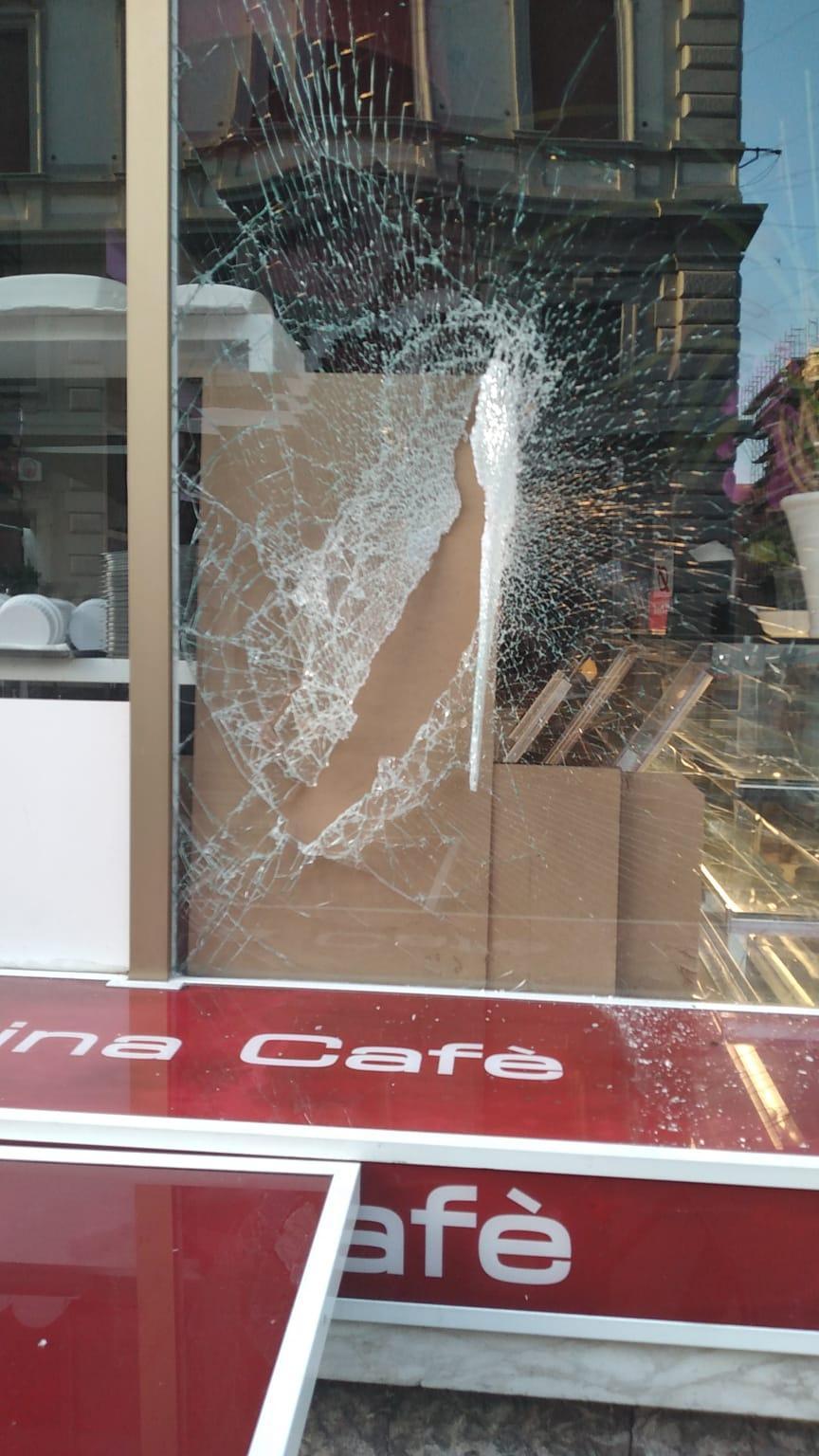 Usa la base dell'ombrellone per sfondare la vetrata del Carolina Cafè: ladro in fuga col fondo cassa