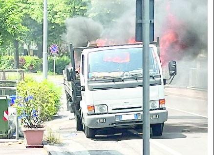 Cavezzo. Un furgone va in fiamme. Ustionato un 38enne 